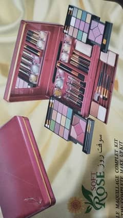 Makeup kit From Saudia Arabia. Condition new ha bilkul boxpack