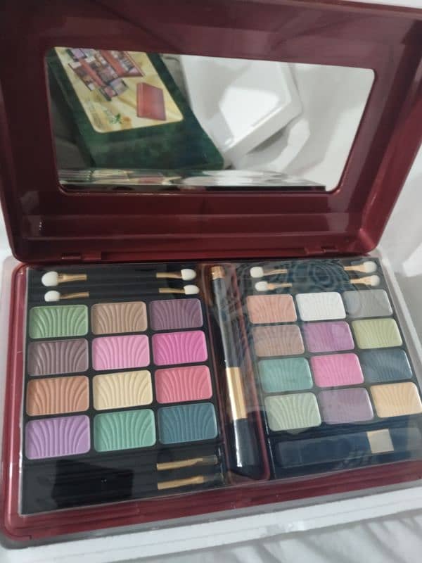 Makeup kit From Saudia Arabia. Condition new ha bilkul boxpack 3