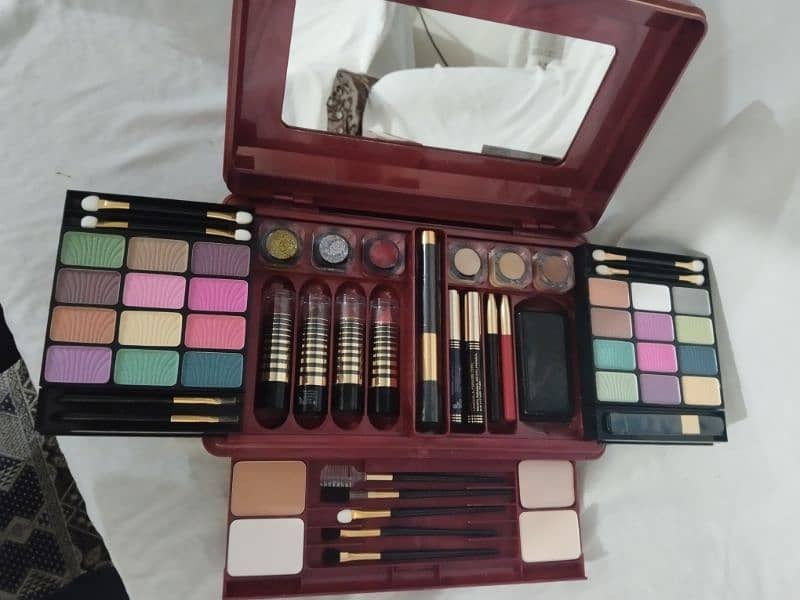 Makeup kit From Saudia Arabia. Condition new ha bilkul boxpack 4