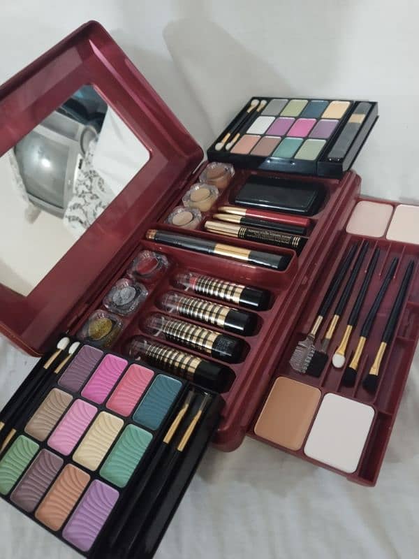 Makeup kit From Saudia Arabia. Condition new ha bilkul boxpack 5