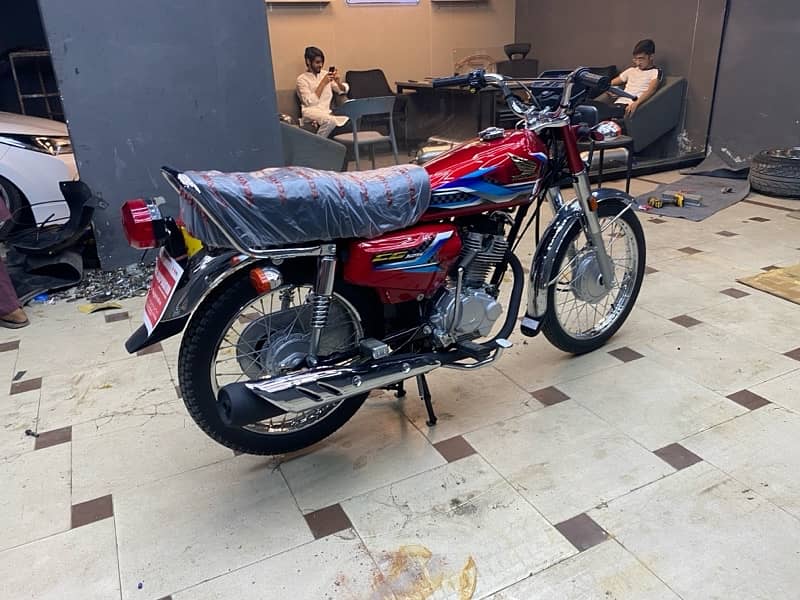 Honda cg 125 bilkul new hai 2free service available 03314213230 w s 0