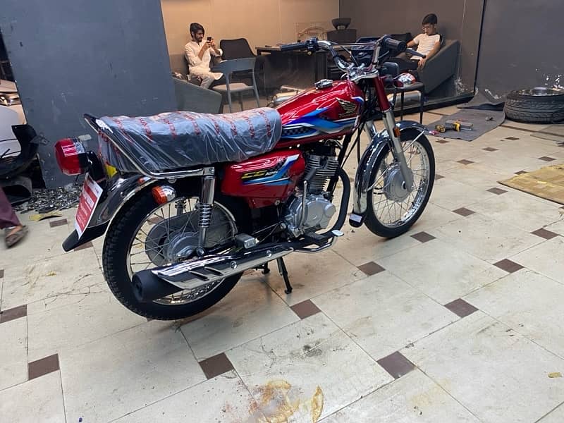 Honda cg 125 bilkul new hai 2free service available 03314213230 w s 1