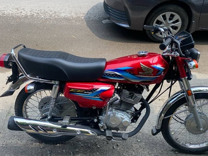 Honda cg 125 bilkul new hai 2free service available 03314213230 w s 5