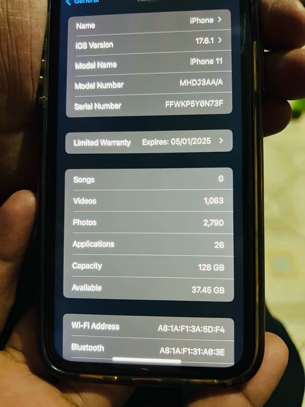 iphone 11/128gb 3 month’s warranty available hy 95% bettery health hy 2