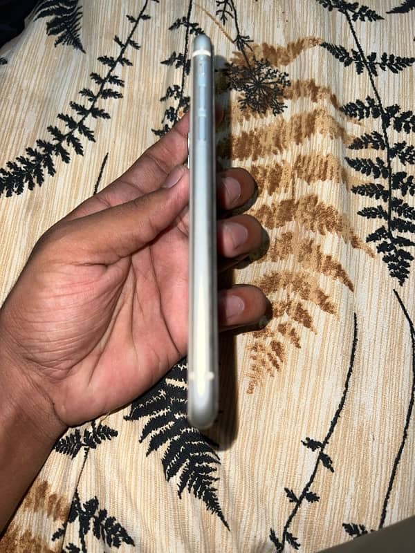 iphone 11/128gb 3 month’s warranty available hy 95% bettery health hy 5