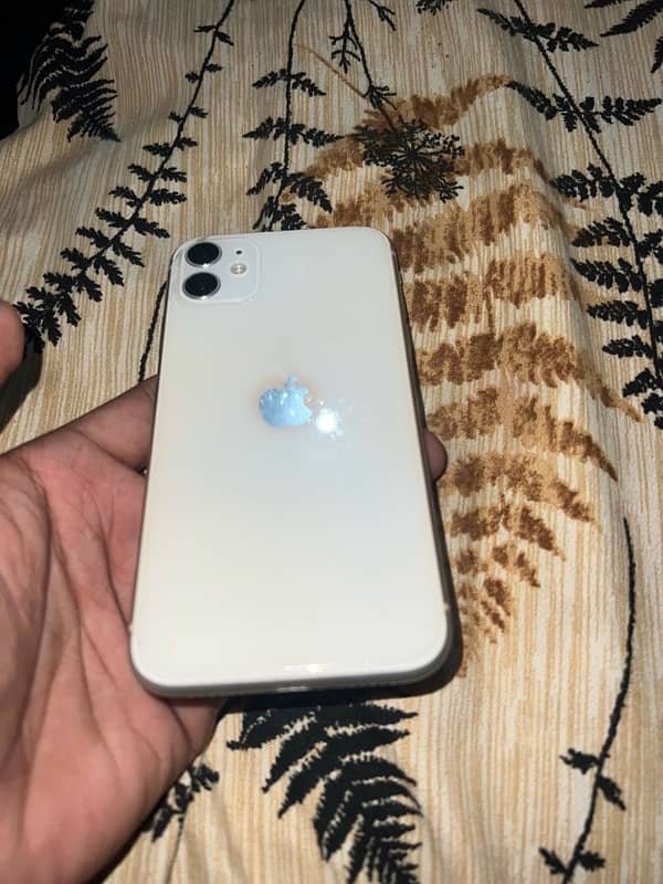 iphone 11/128gb 3 month’s warranty available hy 95% bettery health hy 6