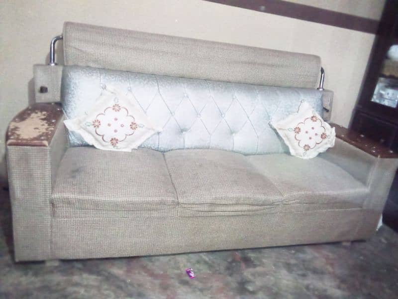 Sofa set (6 seater in good condition) 1