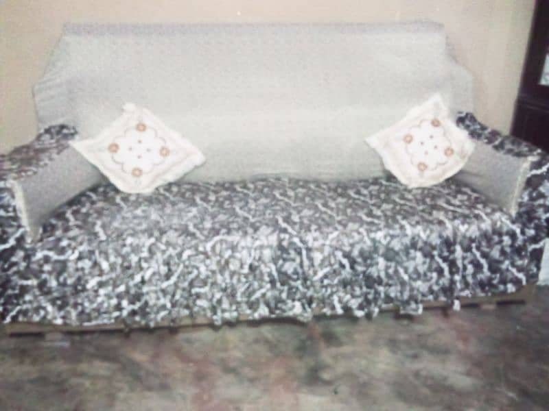 Sofa set (6 seater in good condition) 3