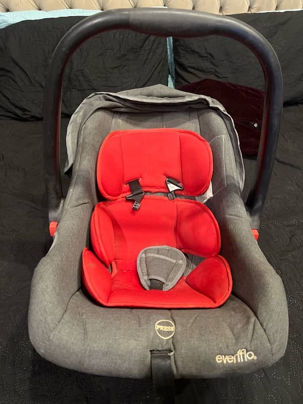 Baby carrier and carseat 2