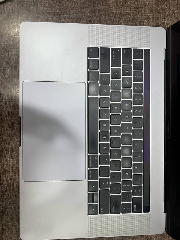 Macbook Pro mid 2017 Model A1707 5