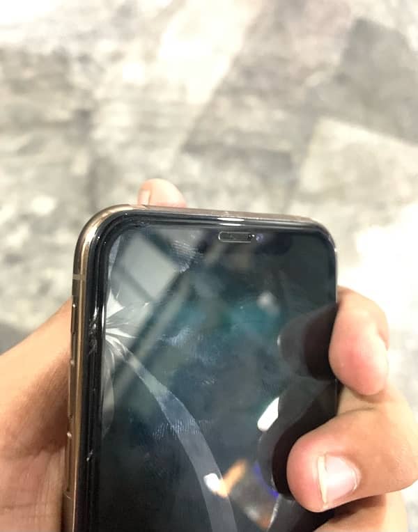 iPhone XS Glass break 2