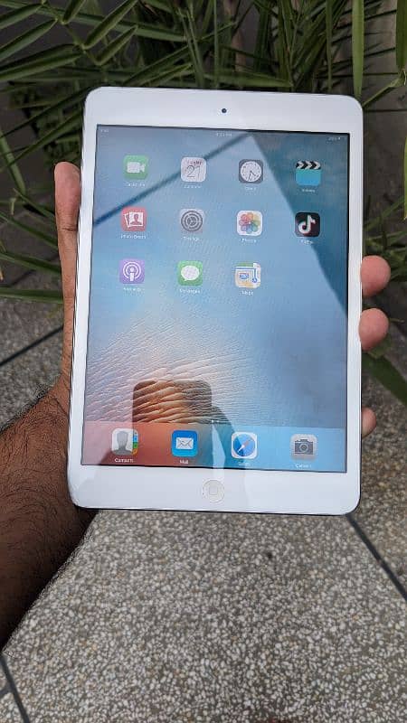 iPad mini Silver Color 16GB New Dubai Import 0