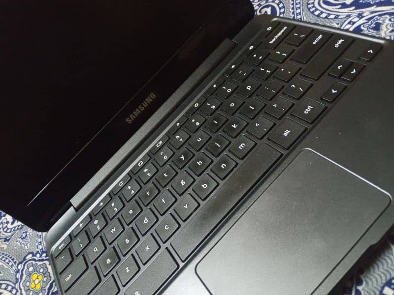 Samsung Chromebook for sale in good condition like new 2