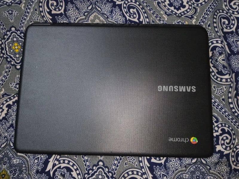 Samsung Chromebook for sale in good condition like new 8