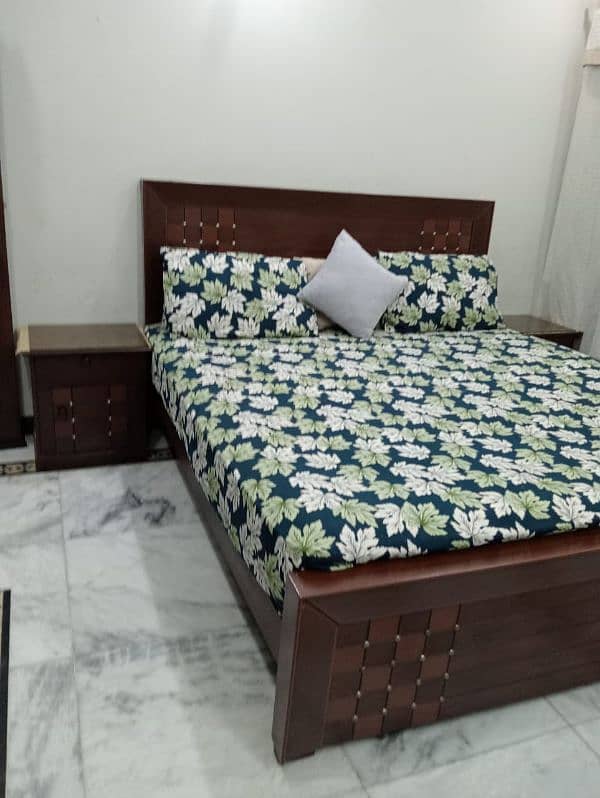 wooden bed with 2 said tabel very good condition 2