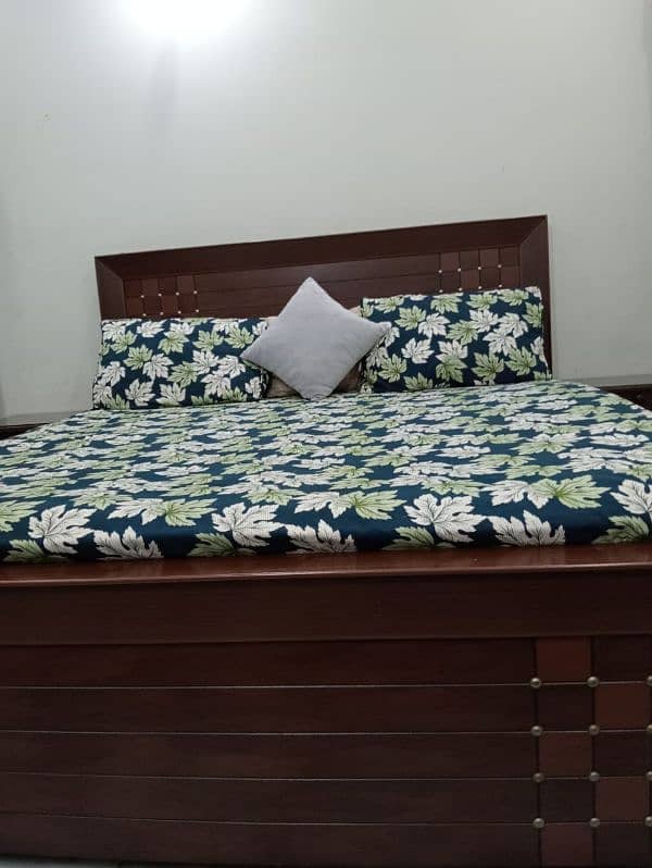 wooden bed with 2 said tabel very good condition 10