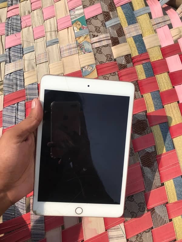 ipad mini 5   just glass break but no problem 2