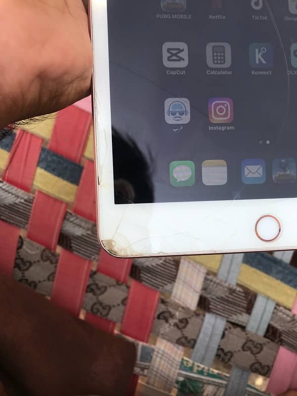 ipad mini 5   just glass break but no problem 4