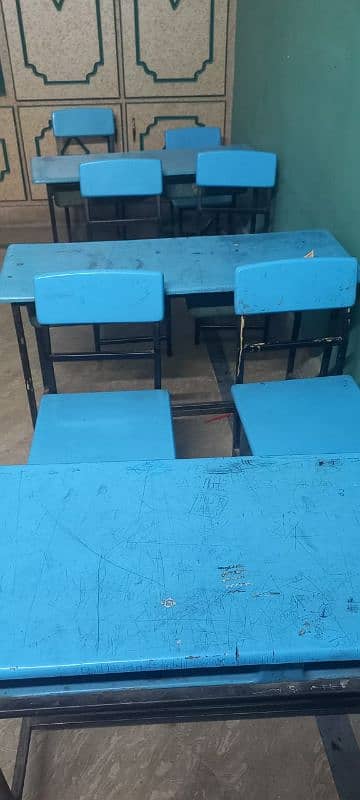 set of table and chair 0