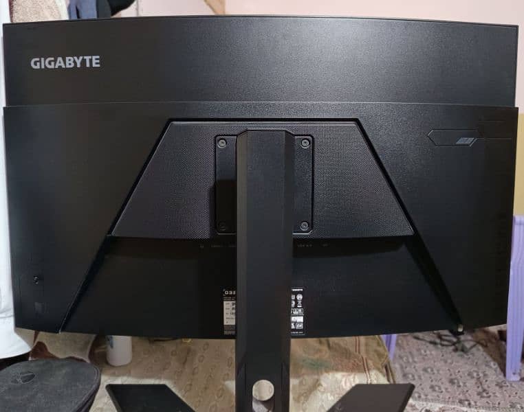 GIGABYTE G32QC-A 32″ 165Hz Gaming Monitor 1