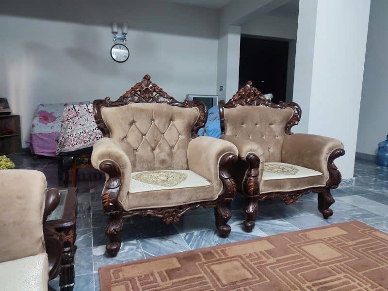 Chinioti Sofa Set 7 Seater / Center Table / 2 Side Tables / Wooden 18