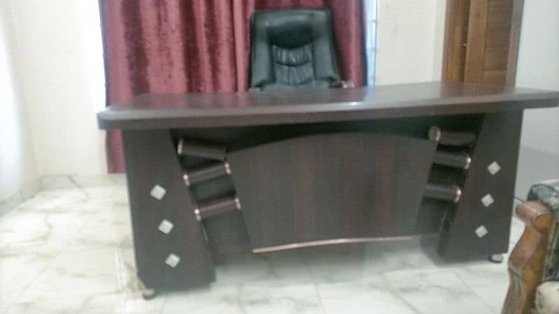 6 feet Full size Executive Table set and side chairs price are below 0