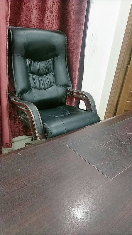 6 feet Full size Executive Table set and side chairs price are below 3