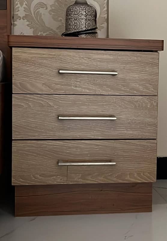 2 single bed and side drawer 0