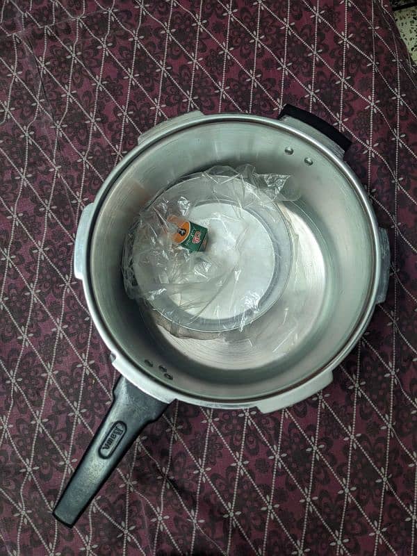 pressure cooker for sale new condition 2