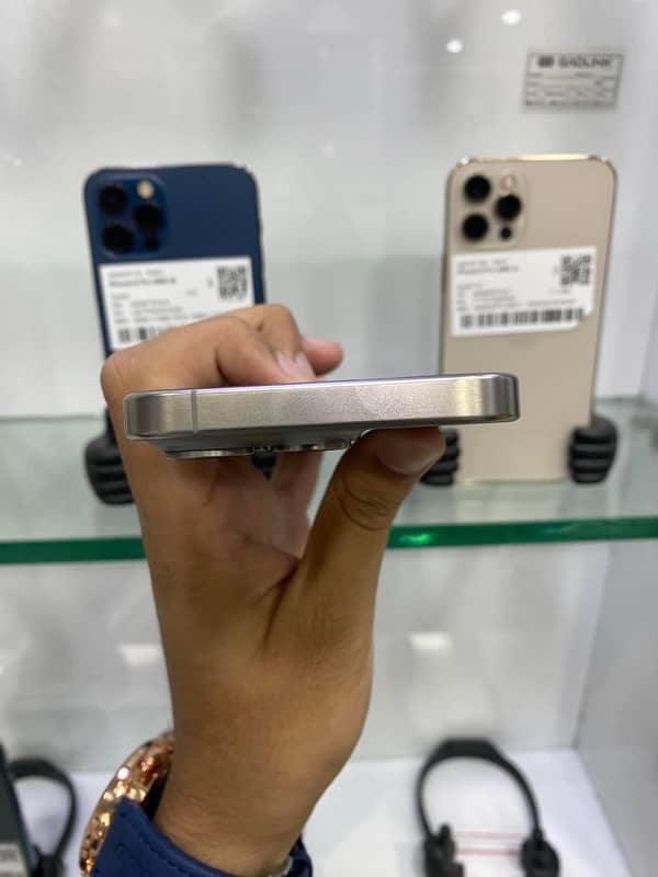 iPhone 15 Pro Natural Titanium 2