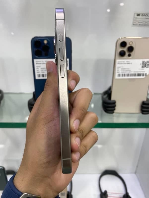 iPhone 15 Pro Natural Titanium 4