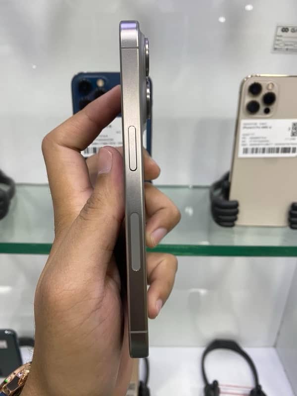 iPhone 15 Pro Natural Titanium 5