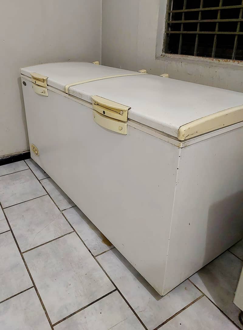 Waves Deep Freezer in perfect condition 1