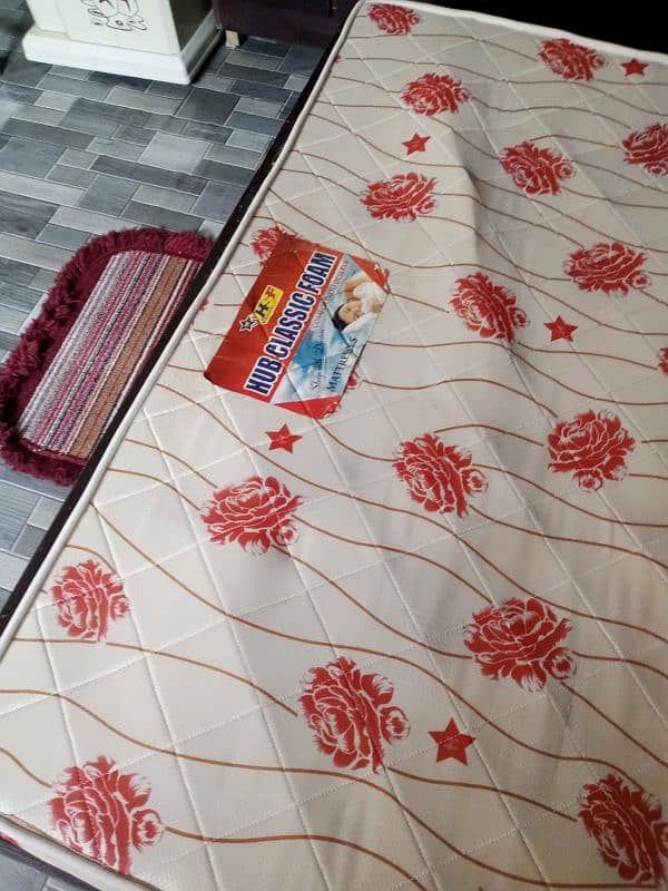 BED Almaari mattres or Divider new condition 0