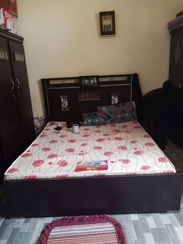 BED Almaari mattres or Divider new condition 1