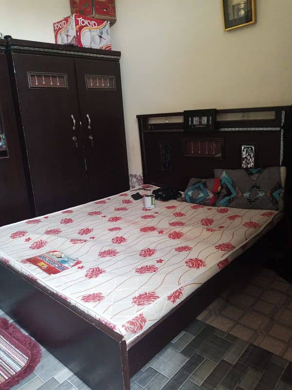 BED Almaari mattres or Divider new condition 4