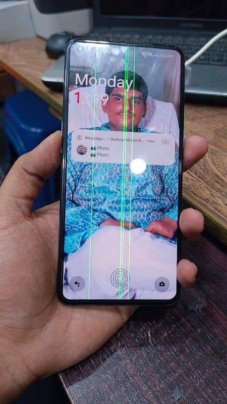 OnePlus 9 8/128 all ok ha Sirf display ma green line 2