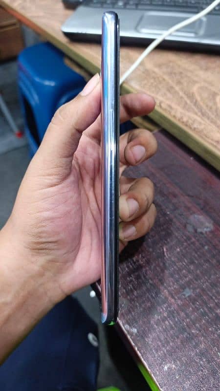 OnePlus 9 8/128 all ok ha Sirf display ma green line 6