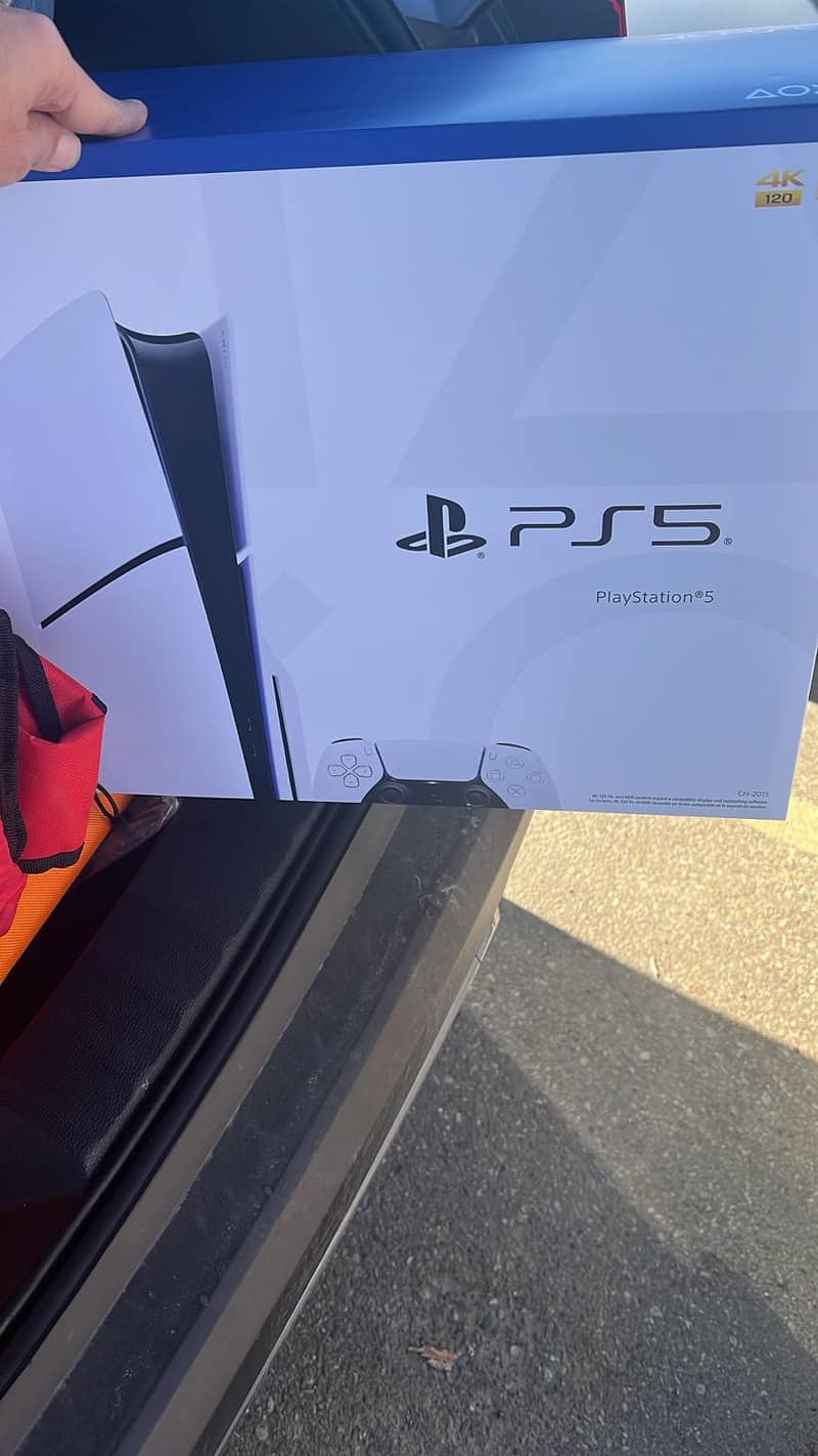 Ps5 slim (sony sealed) with 2 controllers 0