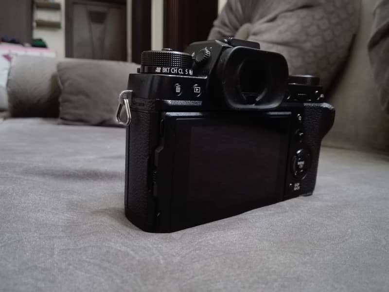 fuji xt2 4k mirrorless camera body only in mint condition 1