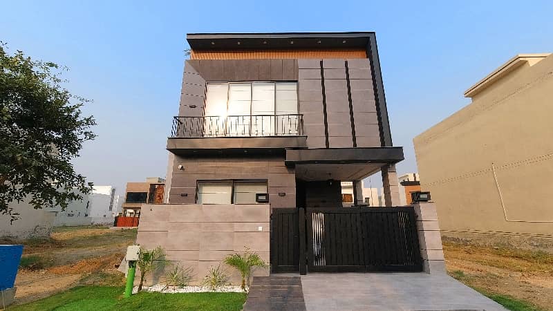 Prime Location House Of 5 Marla Is Available For sale In DHA 9 Town, Lahore 1