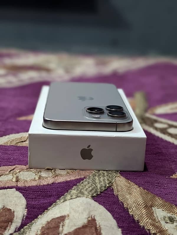 iphone 15 pro Max Natural titanium 3