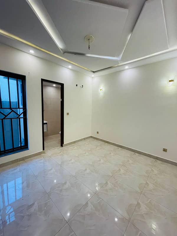 5 MARLA LUXURY HOUSE FOR SALE IN JINNAH BLOCK BAHRIA TOWN LAHORE NEAR TO MOSQUE AND PARK 9