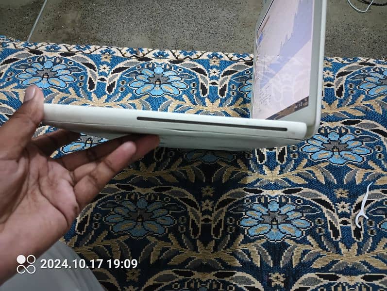 Apple MacBook 4