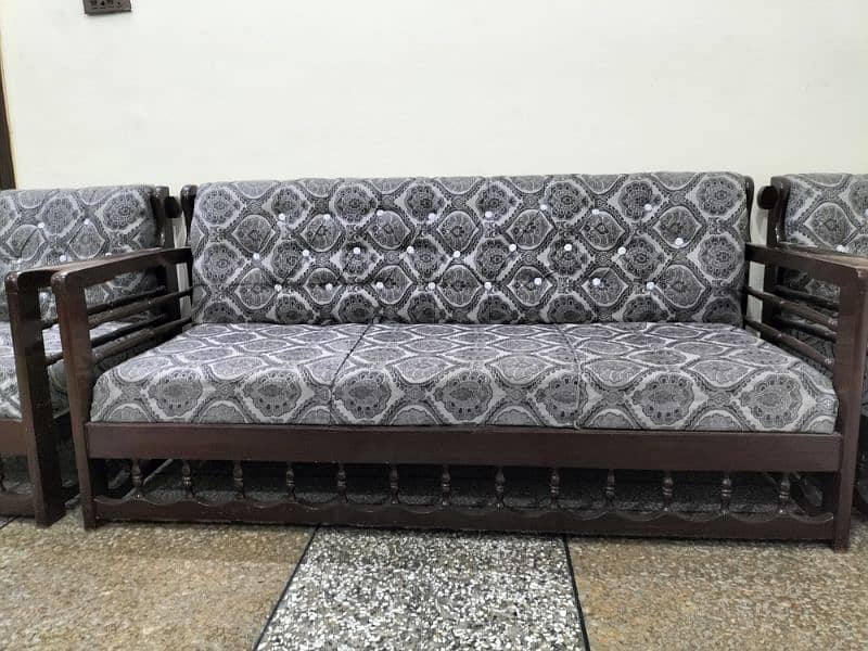 Sofa in best condition for sale 0