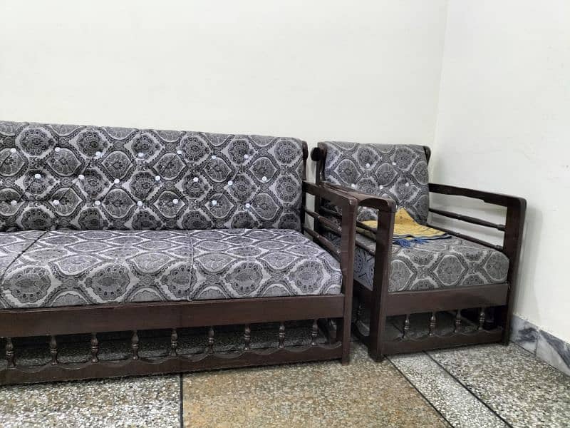 Sofa in best condition for sale 2