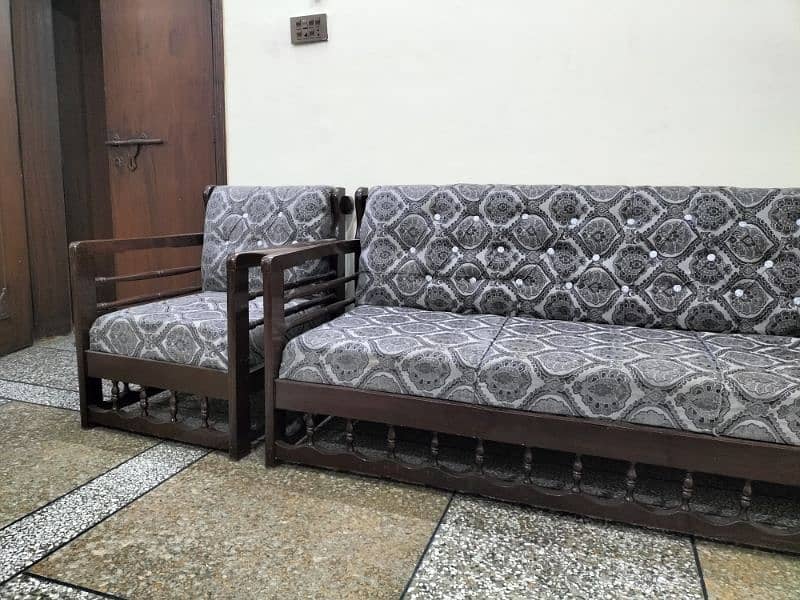 Sofa in best condition for sale 3