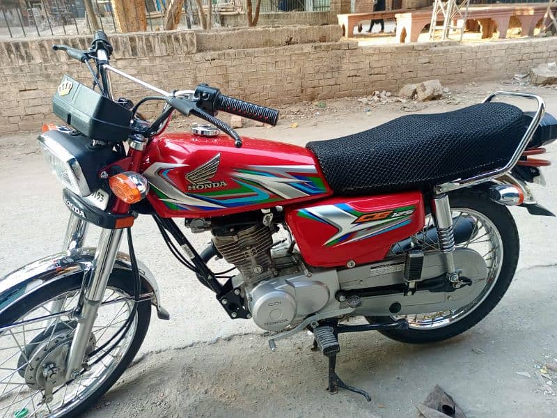 Honda 125 2023 model 2900 km driven. almost new and final price 0