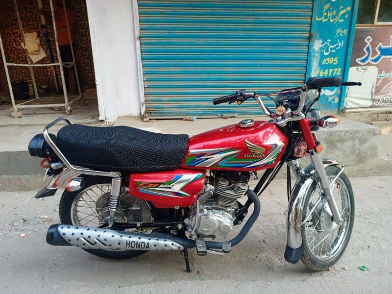 Honda 125 2023 model 2900 km driven. almost new and final price 2