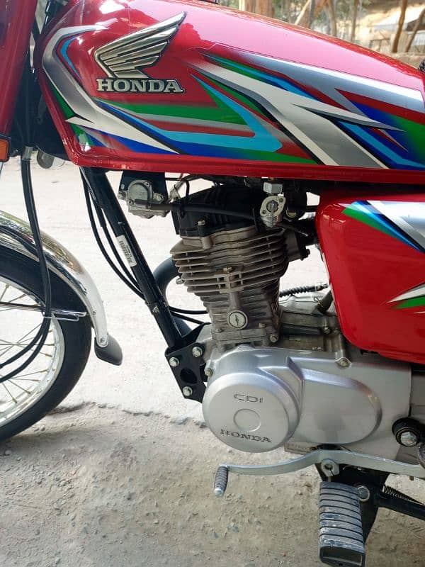 Honda 125 2023 model 2900 km driven. almost new and final price 8